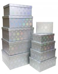 Набор из десяти новогодних прямоугольных подарочных коробок серебряного цвета, отделка матовой бумагой с тиснением "Снежинки", размер 37*28*17 см.